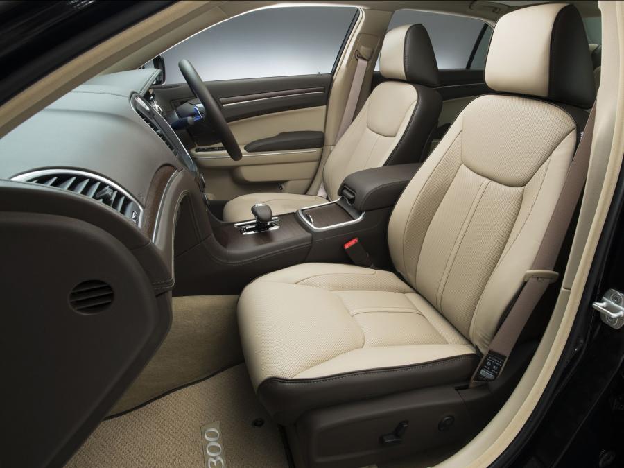  Chrysler 300 2012 года  (JP) (фото 4 из 6)